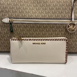 Michael Kors Jet Set Travel Large Pebble Leather Quarter-Zip Wallet
NWT